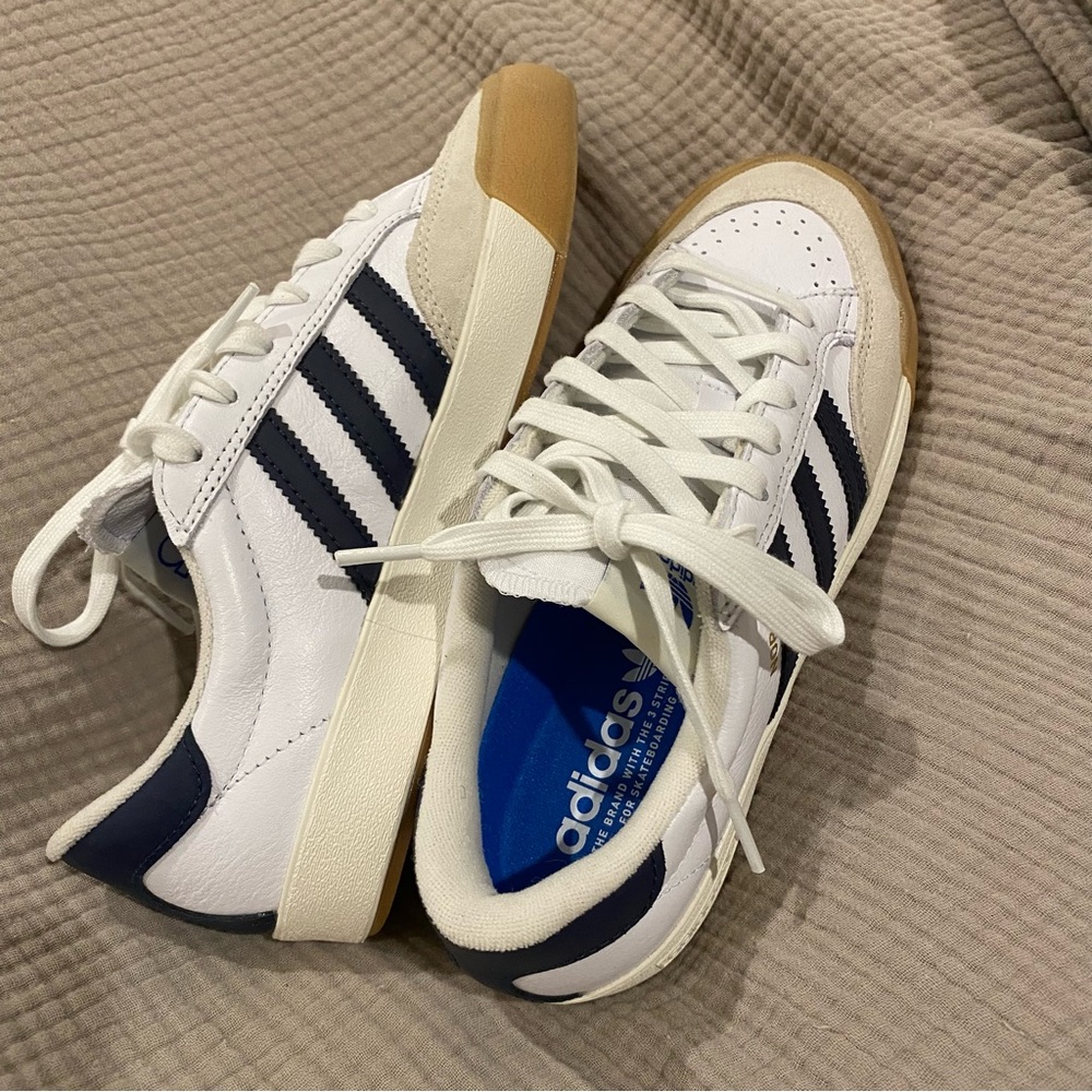 NWOB Adidas Nora Skate Shoes Sneakers M6/W7 White Blue